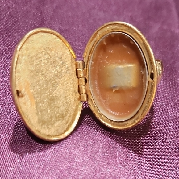 Avon Gold-Tone Ring with Black Stone - Picture 4 of 4